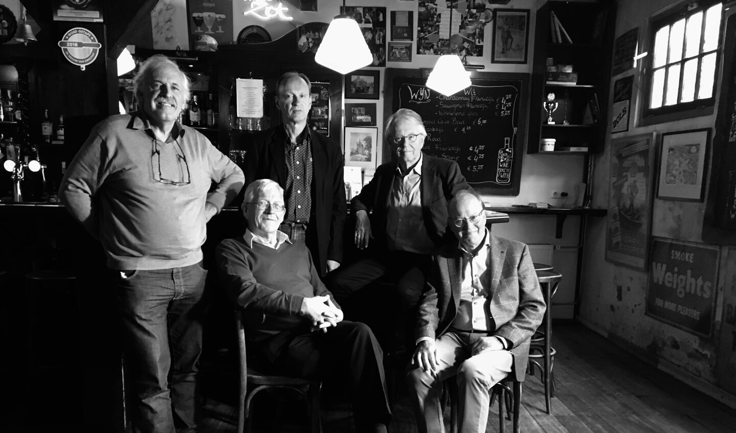 De vijf auteurs bij elkaar, v.l.n.r. Emil Broesterhuizen, Dick de Boer,, Edward Sodderland, Willem Hovestreydt en Hans Endhoven. | Foto: Jan Kees Schelvis  