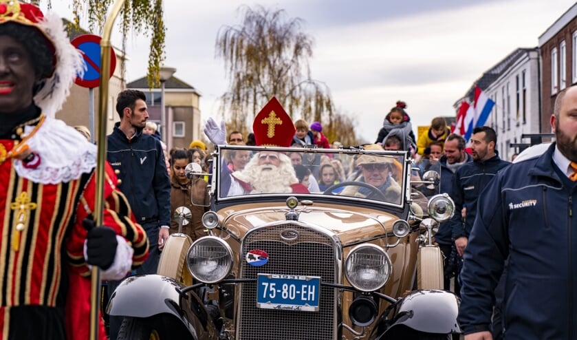 Vanaf de Haven wordt de Sint richting het dorpscentrum gereden. | Foto en tekst: Remco Out
