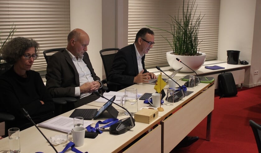 Wethouder Ten Boden (rechts) in de afgelopen gemeenteraad nog in bedrijf. De fractie zoekt noest naar een opvolger.| Foto: NK