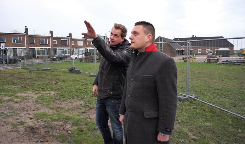 <p>Wethouder Adger van Helden (rechts) tijdens een werkbezoek.</p>