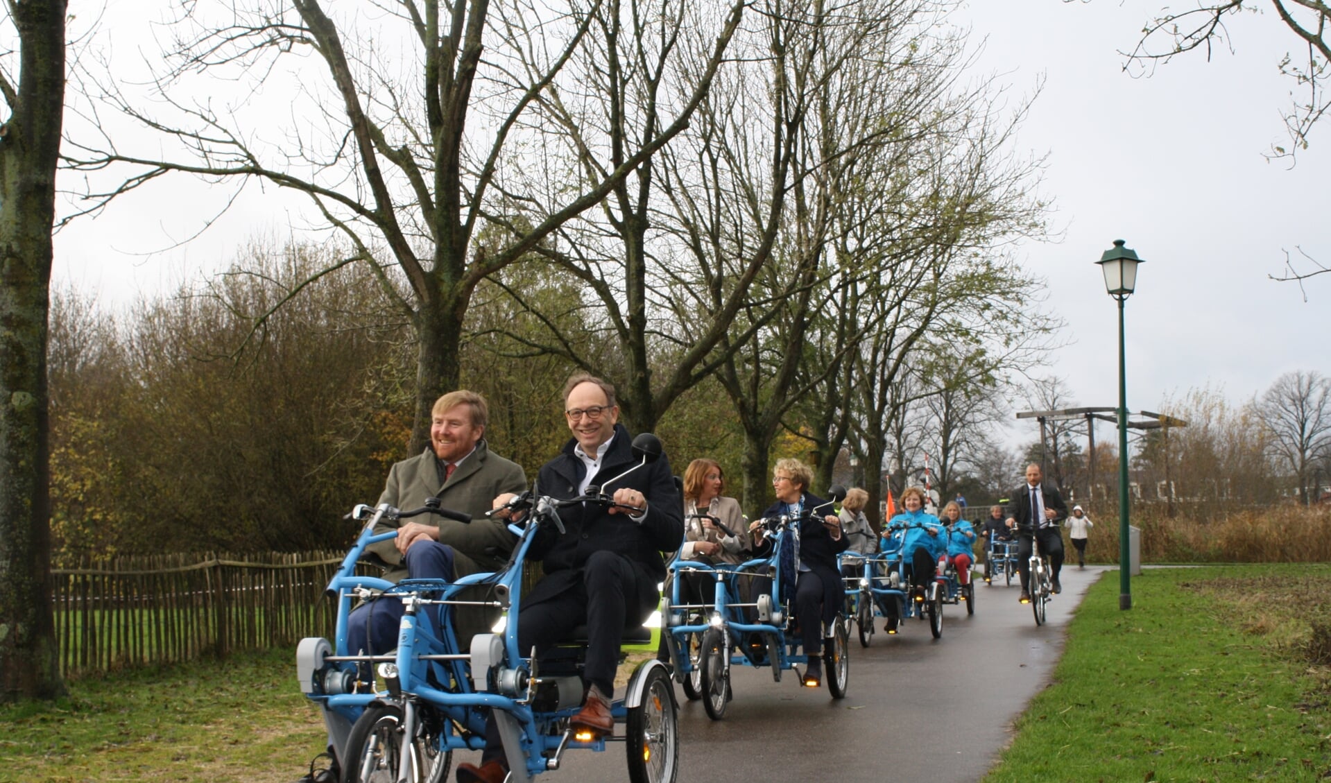 Fietsmaatjes en deelnemers fietsend over Koudenhoorn in Warmond. Initiatiefnemer Jan Burgmeijer vergezeld Koning Willem-Alexander op de fiets. Foto: Piet de Boer)