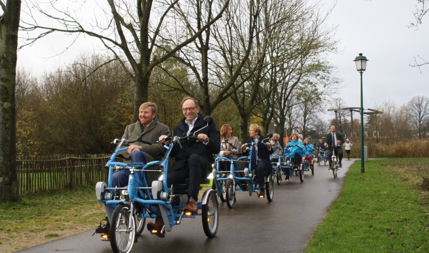 Fietsmaatjes en deelnemers fietsend over Koudenhoorn in Warmond. Initiatiefnemer Jan Burgmeijer vergezeld Koning Willem-Alexander op de fiets. Foto: Piet de Boer)