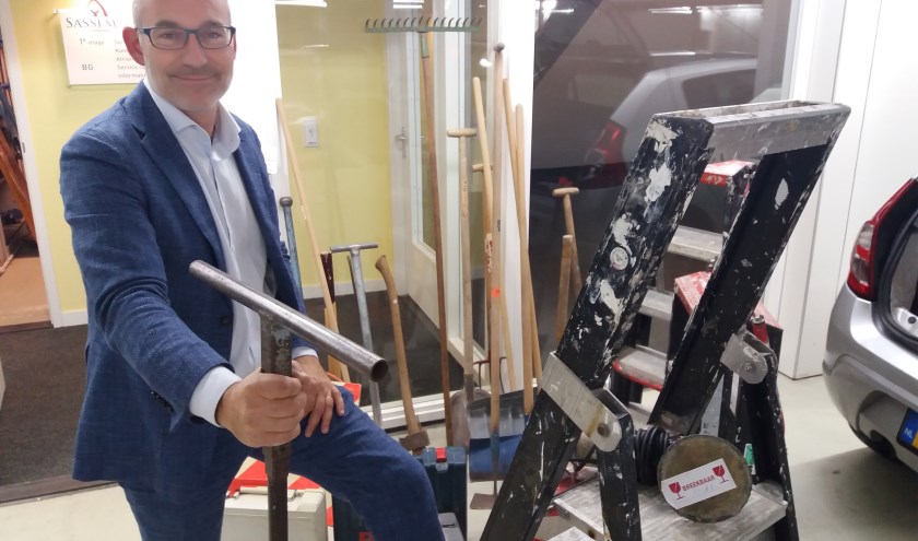 Johan van Buren overhandigde de materialen. | Foto: PR