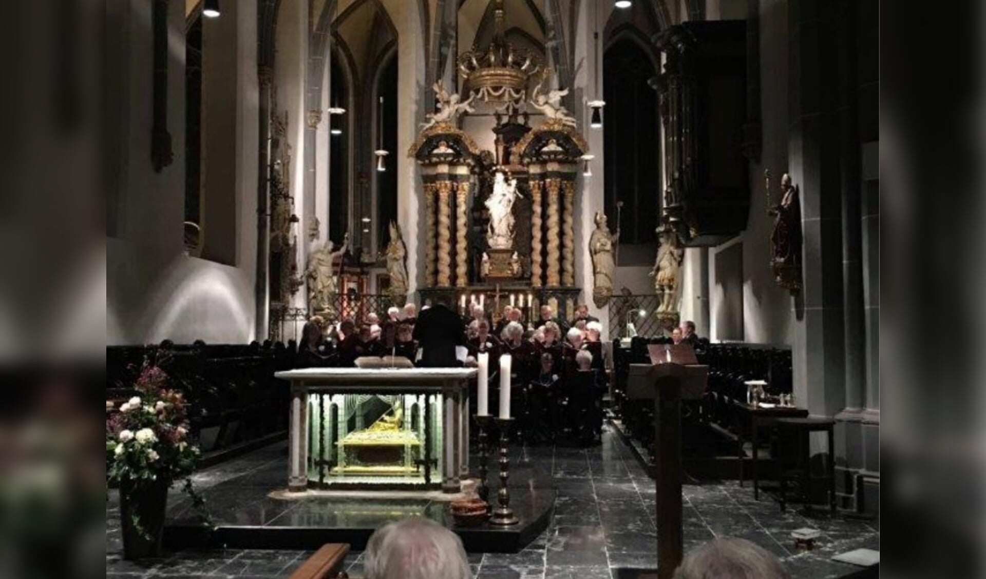 Het koor tijdens de uitvoering in de Lambertus Kirche te Düsseldorf.
