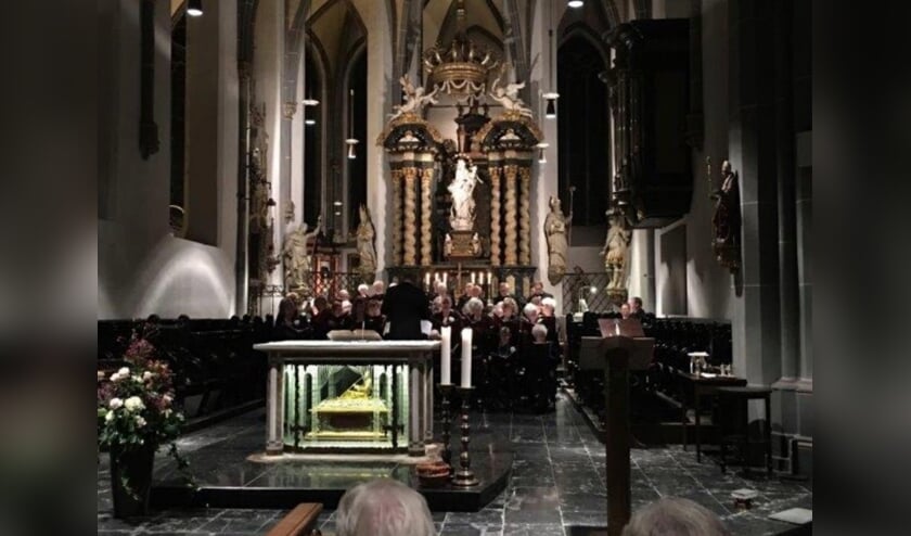 Het koor tijdens de uitvoering in de Lambertus Kirche te Düsseldorf.