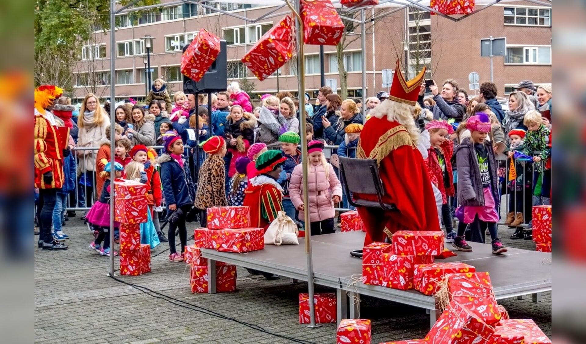 Drukbezochte meet & greet momenten met Sinterklaas, zoals hier bij winkelcentrum Santhorst, zullen er dit jaar niet zijn. 