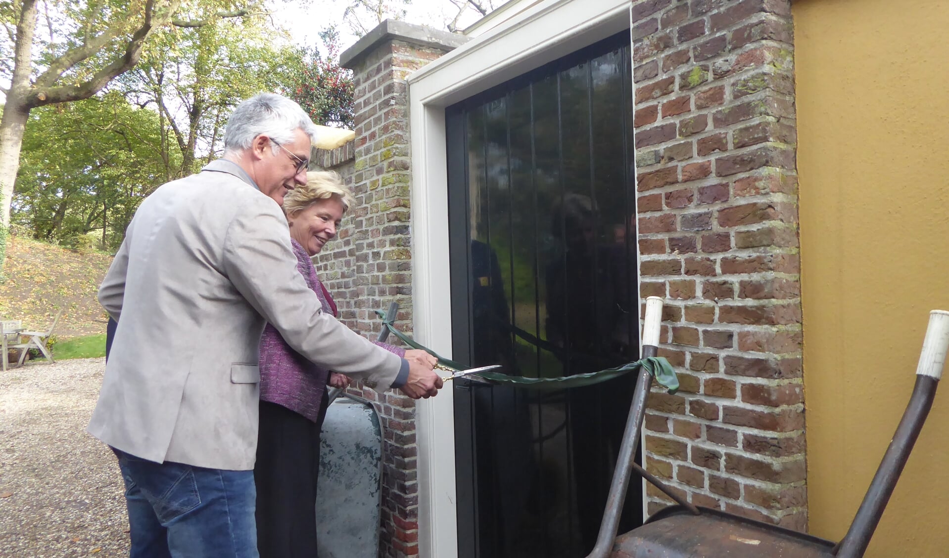 Wethouder van den Berg en mevrouw De Zoete verrichten de opening bij de tuinpoort. | Foto: Ina Verblaauw