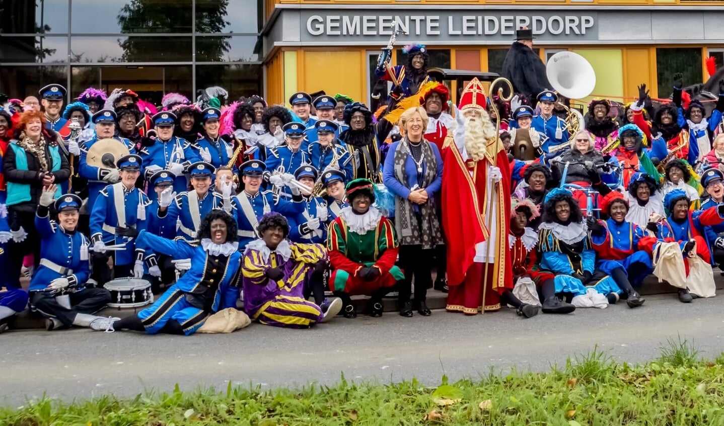 Sinterklaas, burgemeester Driessen, de muzikanten van Tamarco en heel veel Pieten voor het gemeentehuis. 