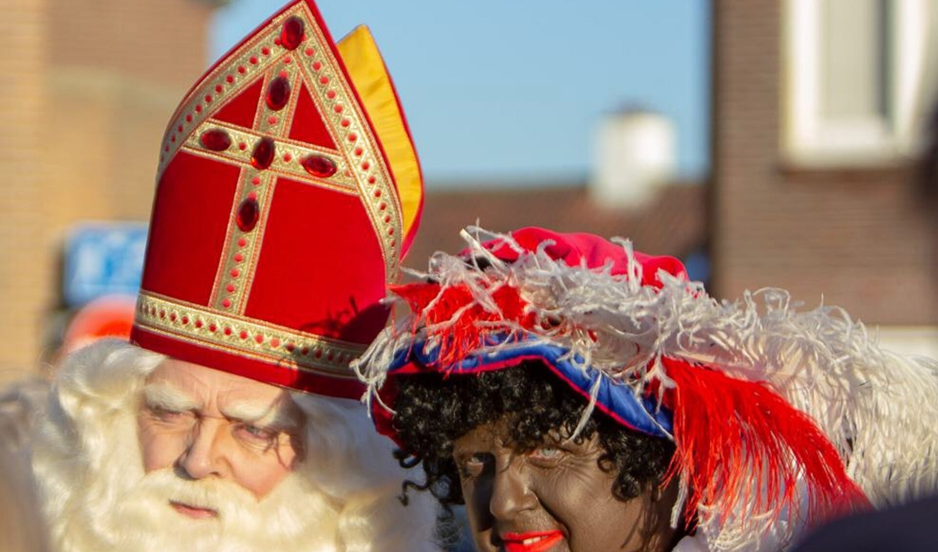 Sint Nicolaas komt zaterdag aan in Katwijk aan Zee, begeleid door een flink aantal pieten. | Foto: pr