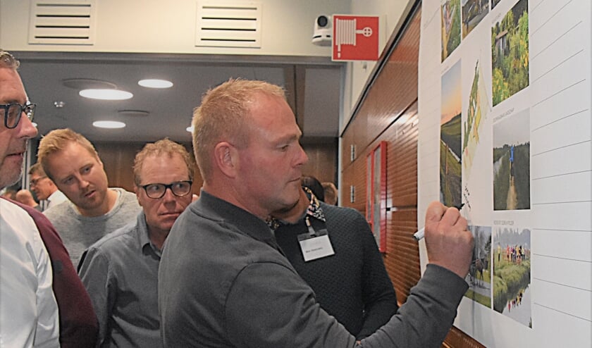 Grote interesse over voor de informatieavond over de visie voor het gebied Mient-Kooltuin. | Foto's: Piet van Kampen