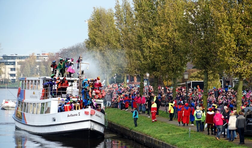 De pakjesboot meert aan.