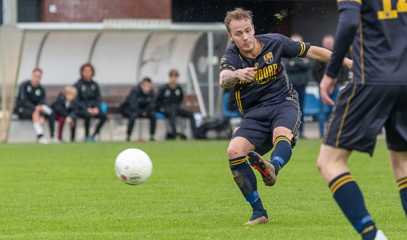 Ook deze uithaal van Melvin van Gent leverde helaas geen doelpunt op.