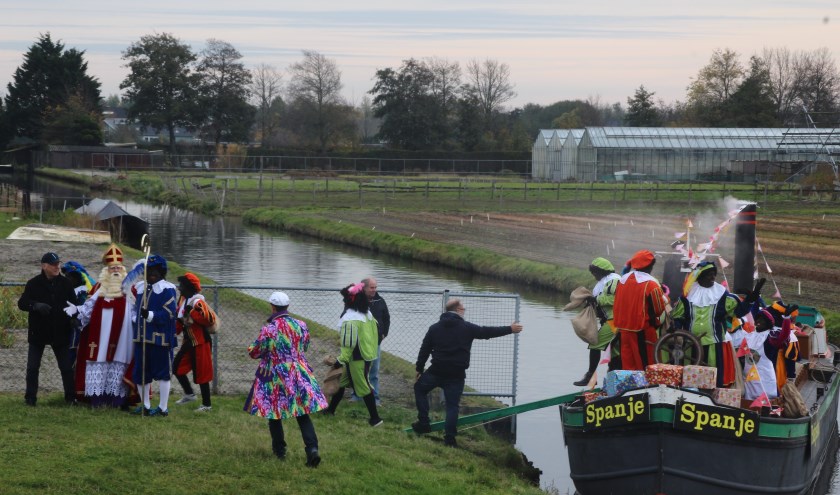 Helpende hand voor de pieten die nog op de stoomboot staan. | Foto: Brigitte van Ruiten-Heemskerk