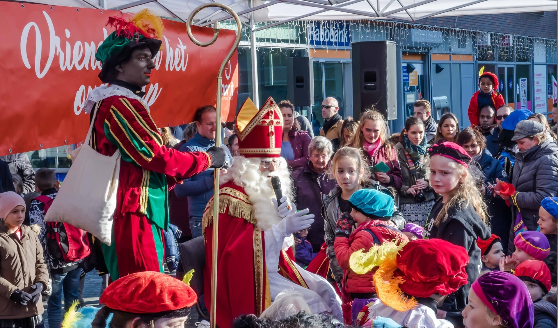 Ook dit jaar stopt Sinterklaas tijdens zijn rondrit door het dorp om op winkelcentrum Santhorst jonge Leiderdorpers te woord te staan. 