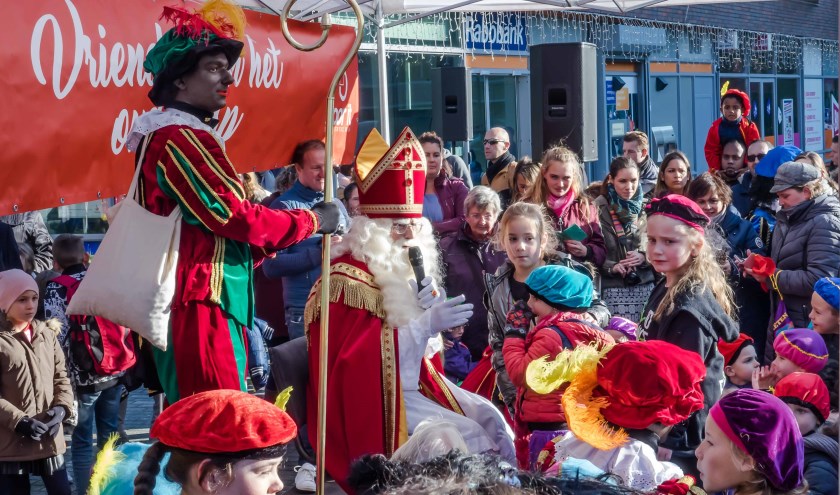 Ook dit jaar stopt Sinterklaas tijdens zijn rondrit door het dorp om op winkelcentrum Santhorst jonge Leiderdorpers te woord te staan.