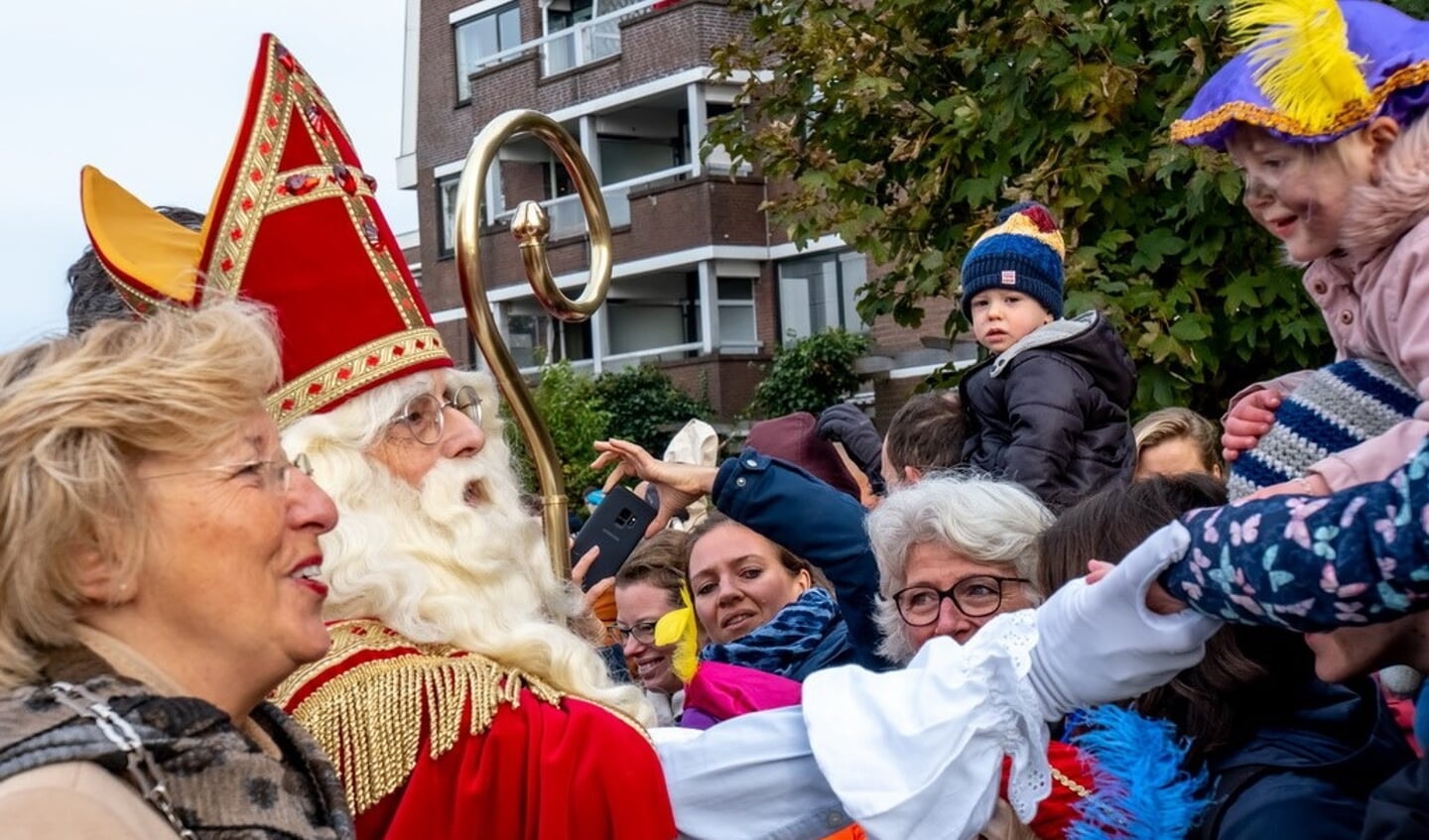 Sinterklaas schudt handjes vlak nadat hij aan land is gekomen, aan de Van der Valk Boumanweg ter hoogte van de Ockenrode. 