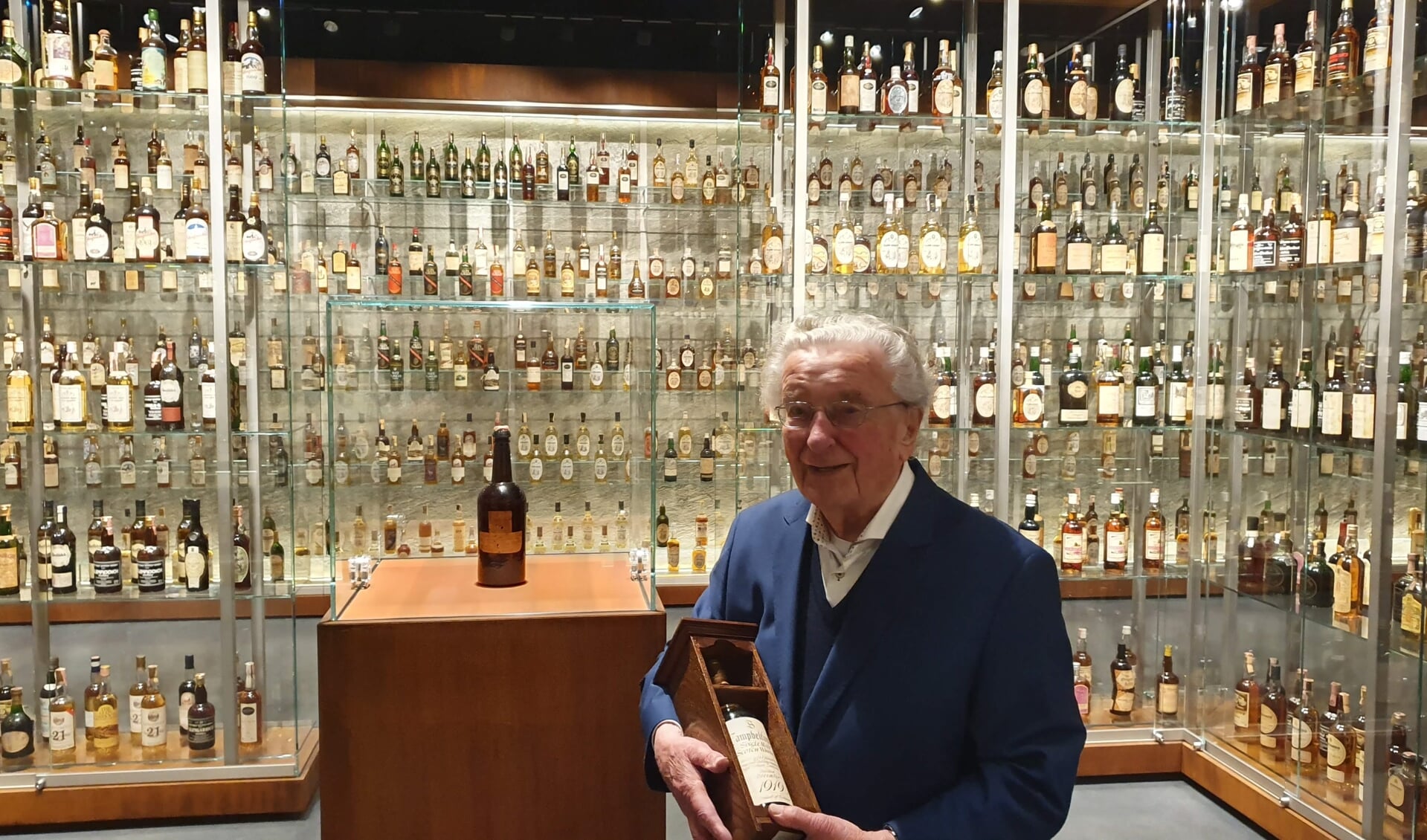 Meneer Montagne koestert de 100-jarige fles whisky. Een soortgelijke fles werd geveild voor ruim 310.000 euro!
