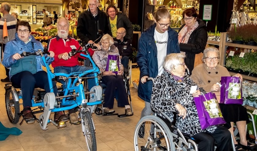 Ook Fietsmaatjes LeidenLeiderdorp presenteerde zich op de winkelochtend door met een duofiets door het volle winkelcentrum te rijden.