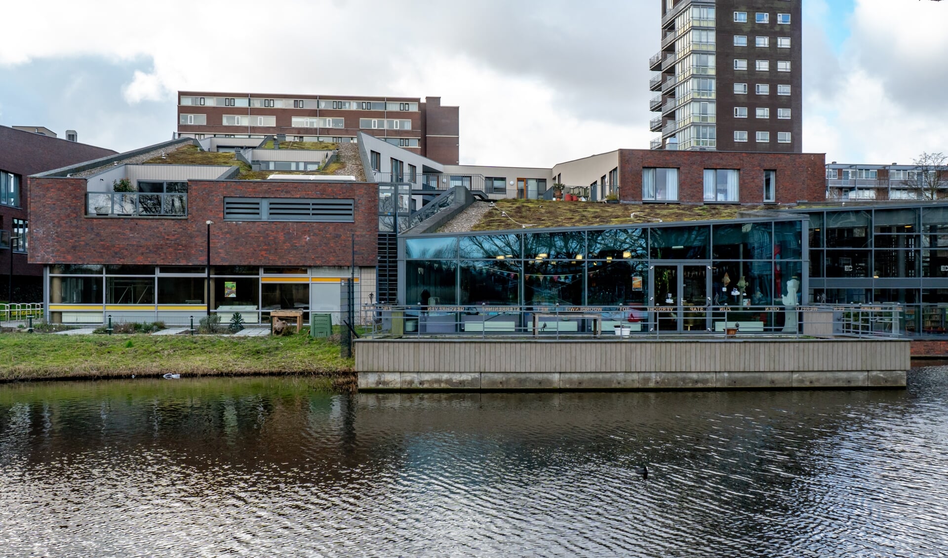 De Sterrentuin gezien van de achterkant, met links het MEC en rechts de bibliotheek.| Foto: J.P. Kranenburg 