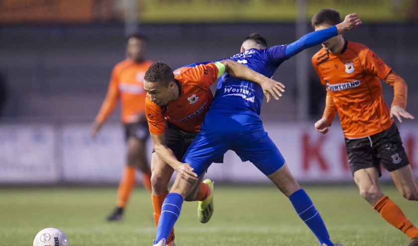 Marciano Mengerink wordt gehinderd door Bryan Sirvania van De Treffers. | Foto: OrangePictures