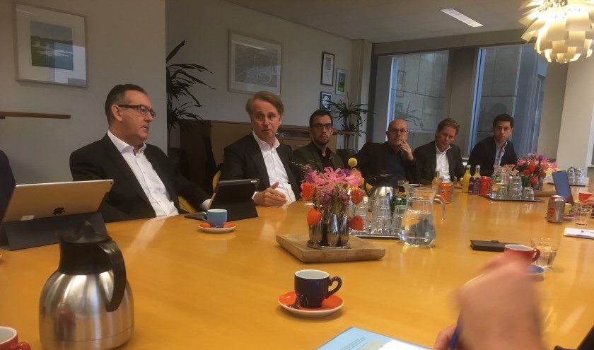 Vertegenwoordigers van diverse gemeenten gingen in gesprek met Dick Benschop (tweede van links).