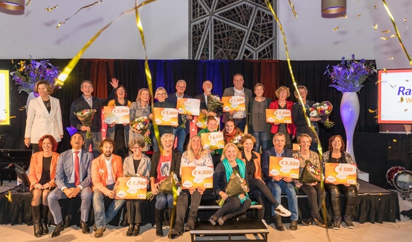 Alle prijswinnaars op het podium.