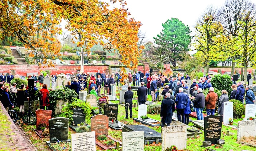 Op de Algemene Begraafplaats werden de omgekomen redders van de scheepsramp uit 1919 herdacht. | Foto: Rob Stokman/KNRM
