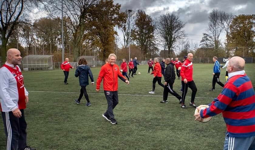 Kees Kist (derde van links in oranje trainingsjack) gaf een training walking football.