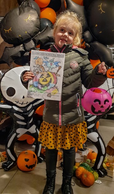 Een van de trotse winnaars van de kleurwedstrijd.