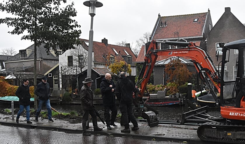 De grasstrook langs de Overrijn gaat een parkstrook worden. | Foto: Piet van Kampen
