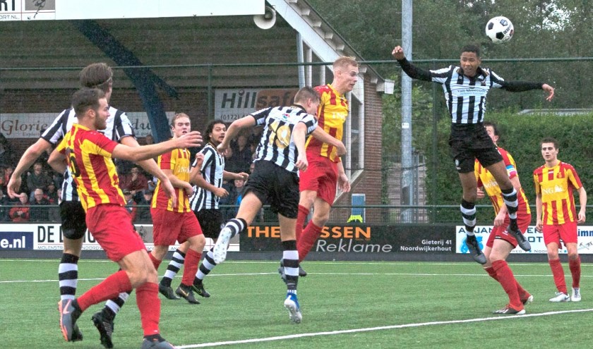 Wesley Haasnoot kopt voor SJC de gelijkmakende 2-2 binnen. | Foto: Johanna Oskam