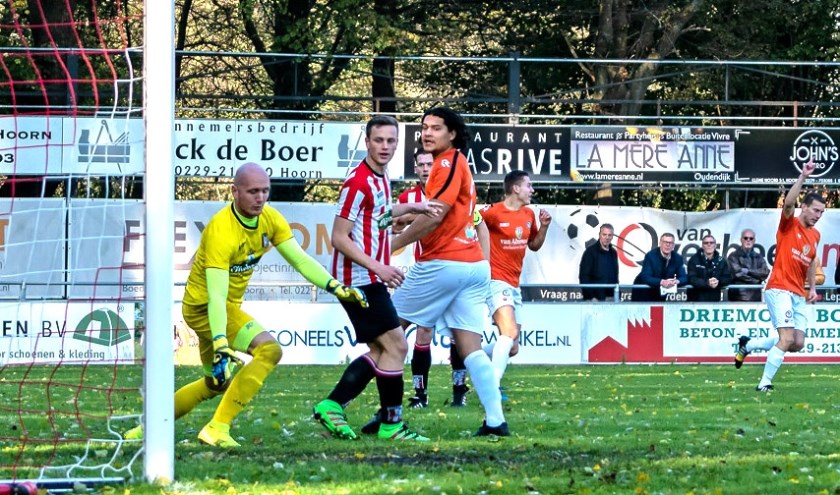 Stef van de Zalm heft de arm nadat hij de openingstreffer tegen Hollandia voor zijn rekening nam. | Foto: Johanna Oskam