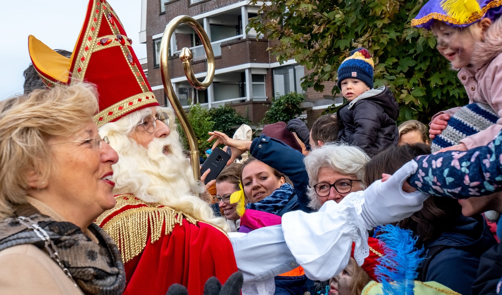 Traditioneel wordt Sinterklaas zodra de pakjesboot afmeert aan de Ockenrode begroet door burgemeester Laila Driessen, waarna hij honderden handjes schudt van daar wachtende kinderen en hun ouders. Dit jaar gaat het anders en stap hij meteen na aankomt in een koest voor een rondrit door het dorp.