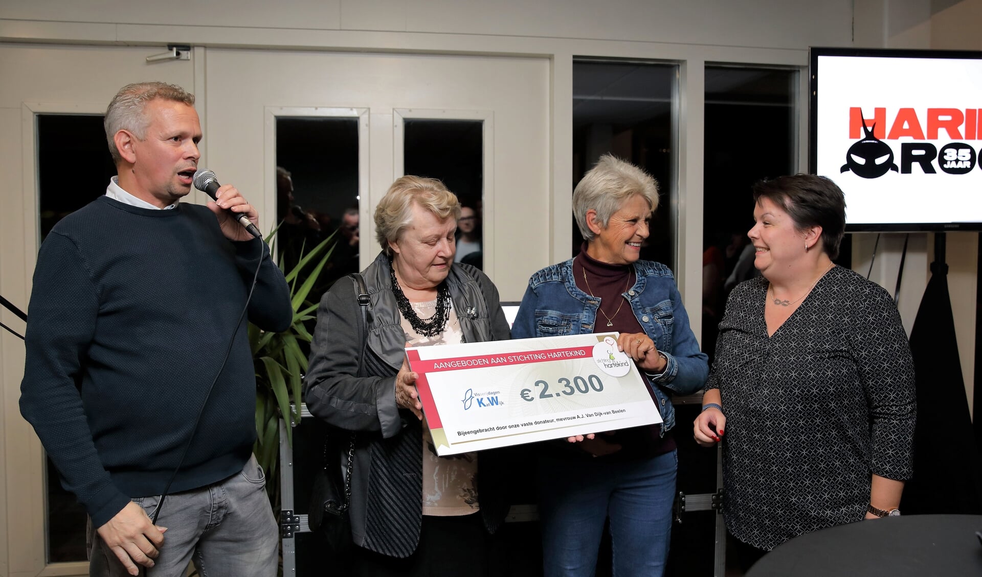 Uitreiking symbolische cheque zomerbingo aan Esther van Beelen van Stichting Hartekind. | Foto: pr