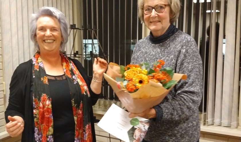 Rika (rechts) werd in de bloemetjes gezet. | Foto: PR