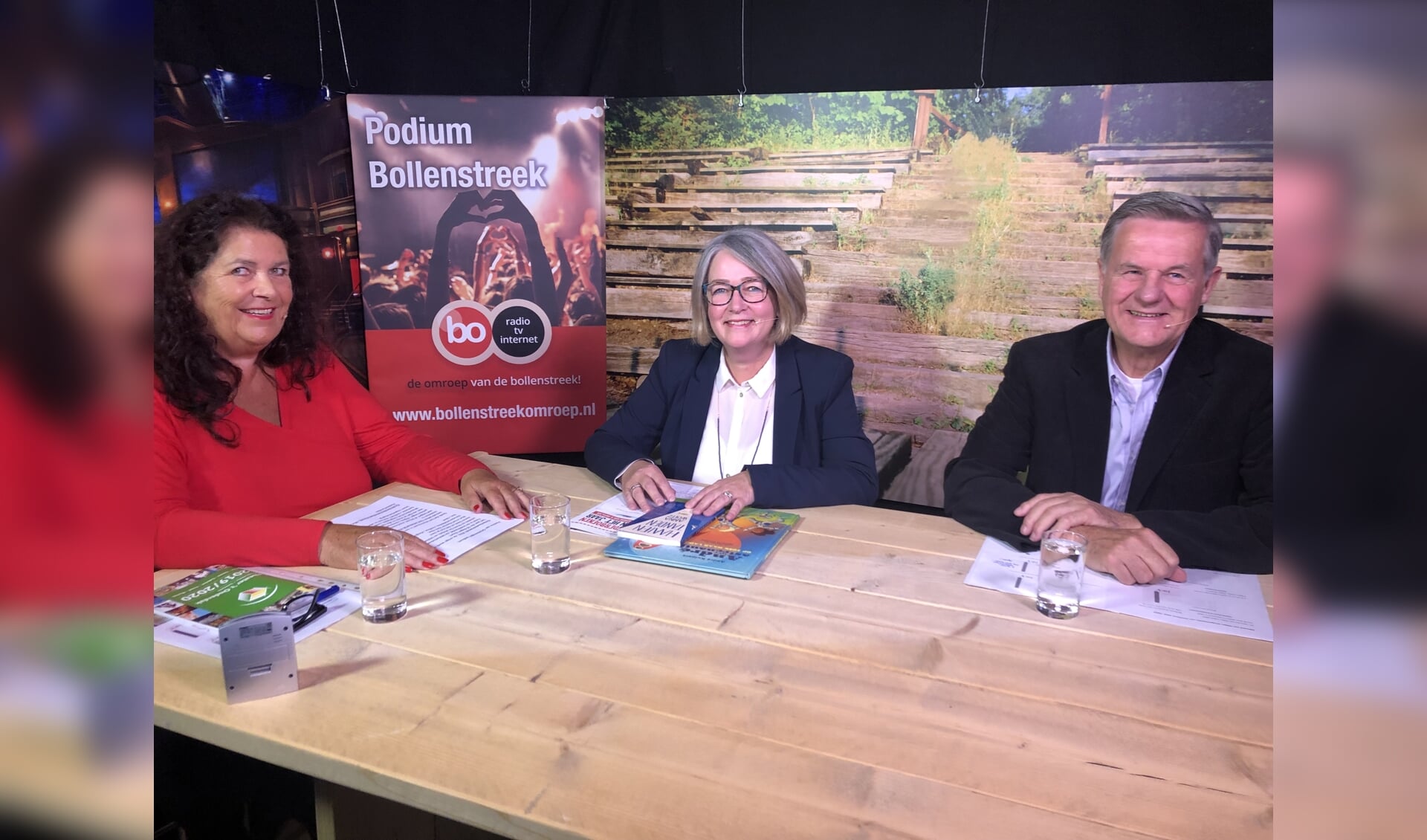 Presentatrice Wilma Gudmundsson aan tafel met Pauline Goedemans en Kees den Elzen. | Foto: pr.