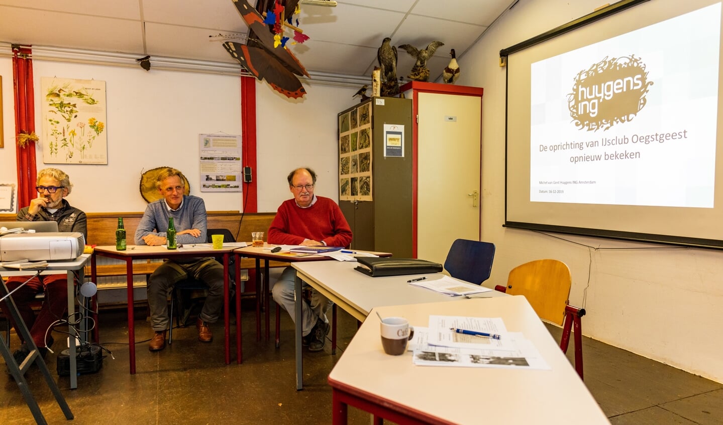 Michel van Gent (rechts) gaf een lezing bij de IJsclub Oegstgeest.