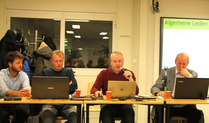Het SJC bestuur informeert de ledenvergadering over de stand van zaken. | Foto: WS