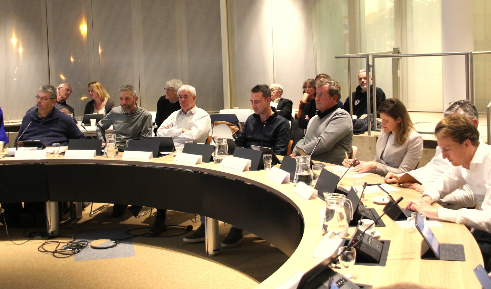 De politiek luistert aandachtig tijdens de presentatie van een presentatie over de Omgevingsvisie. | Foto: Wim Siemerink