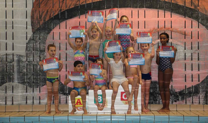 Trots tonen de afzwemmers hun B-diploma. | Foto: pr./Dennis van Gent