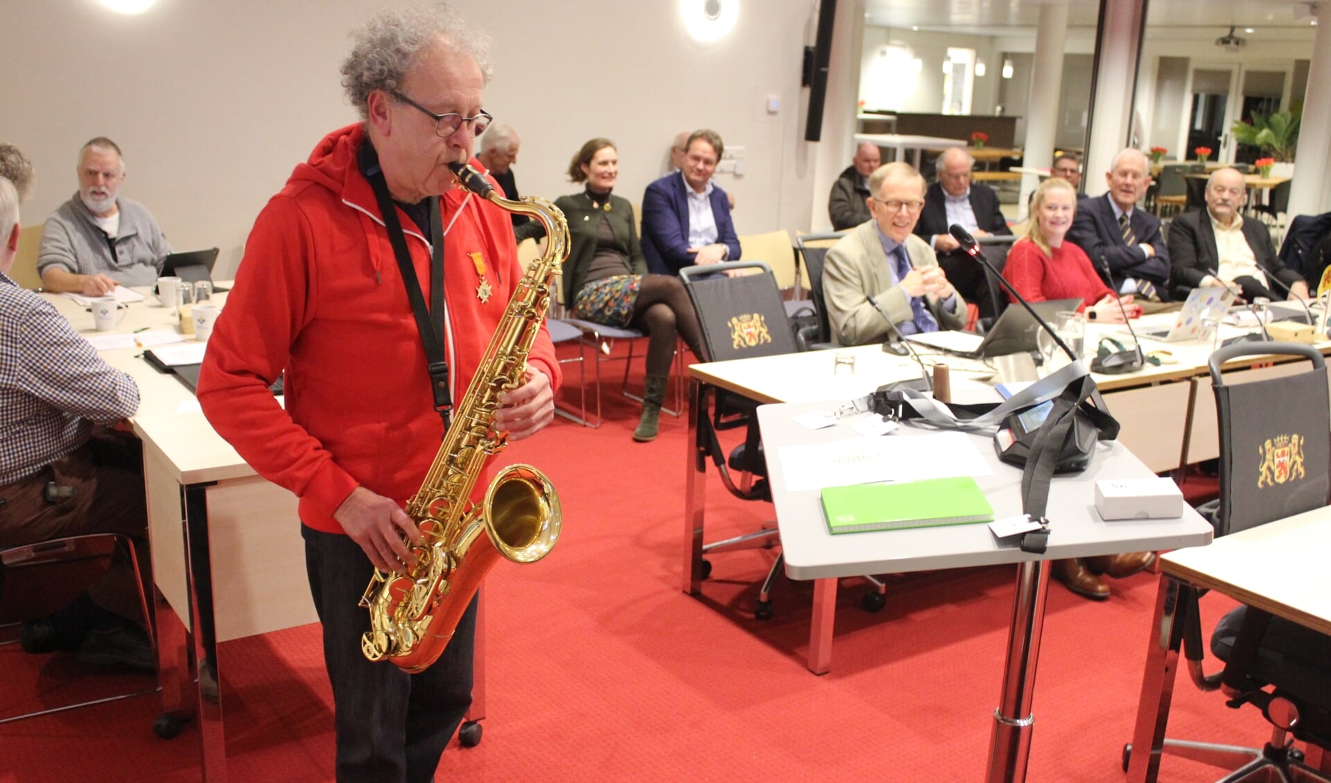 John van Santen, als opvolger van de culturele estafette, opent de raadsvergadering met een muzikale en gesproken ludieke noot. 