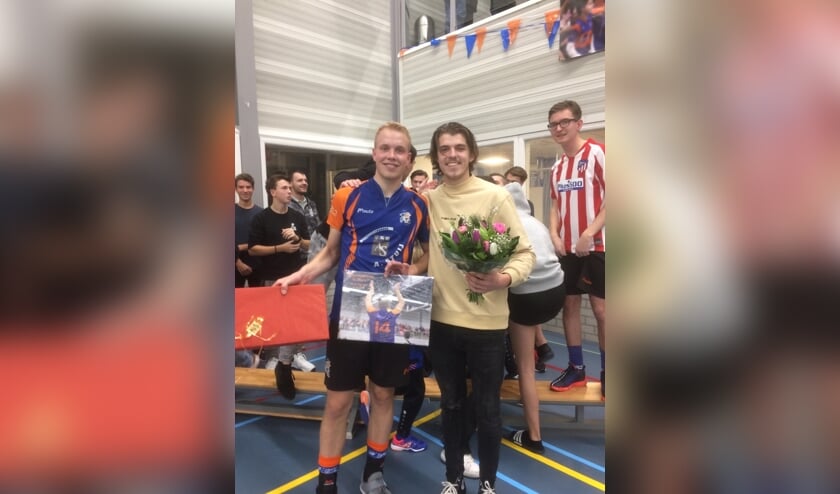 Kevin Vreeken werd na de wedstrijd gehuldigd voor zijn 250e wedstrijd voor Fiks 1.