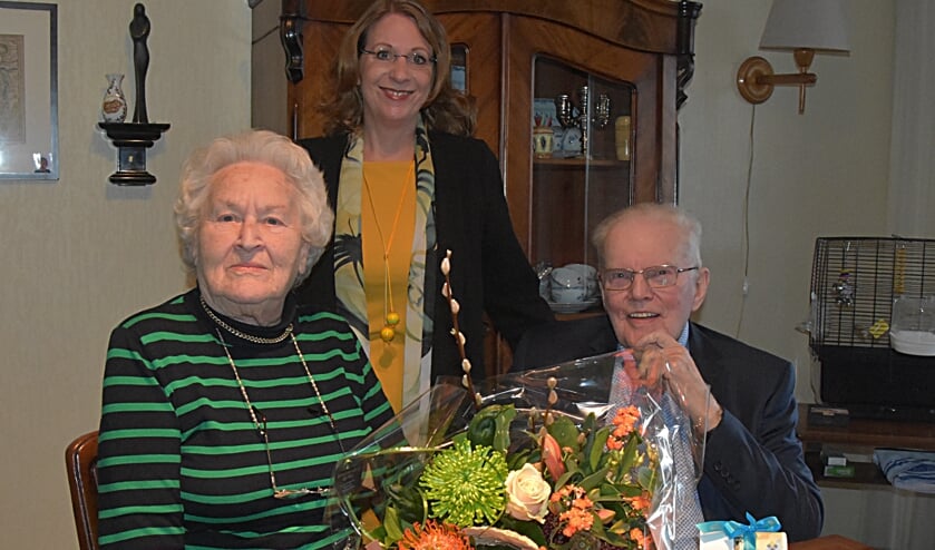 Het bruidspaar Backx krijgt bezoek van burgemeester Breuer. | Foto: Piet van Kampen