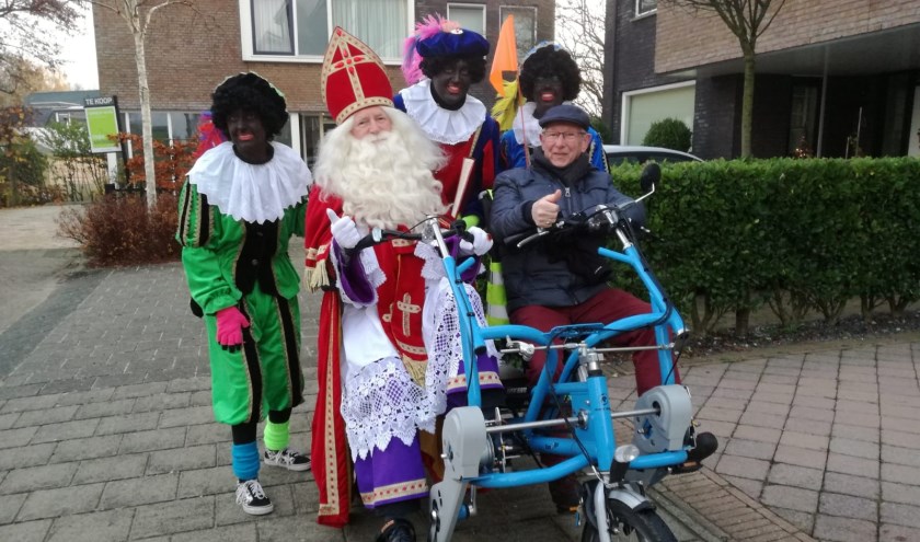 Sint en zijn Pieten bezoeken de Achtbaan met de duofiets van Fietsmaatjes.