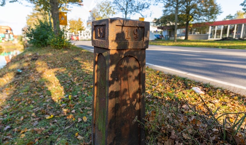 <p>Kilometerpaal 19 op de Haarlemmerstraatweg. | Foto Wil van Elk</p>