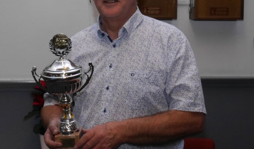 Cor van Steyn wint de beker.