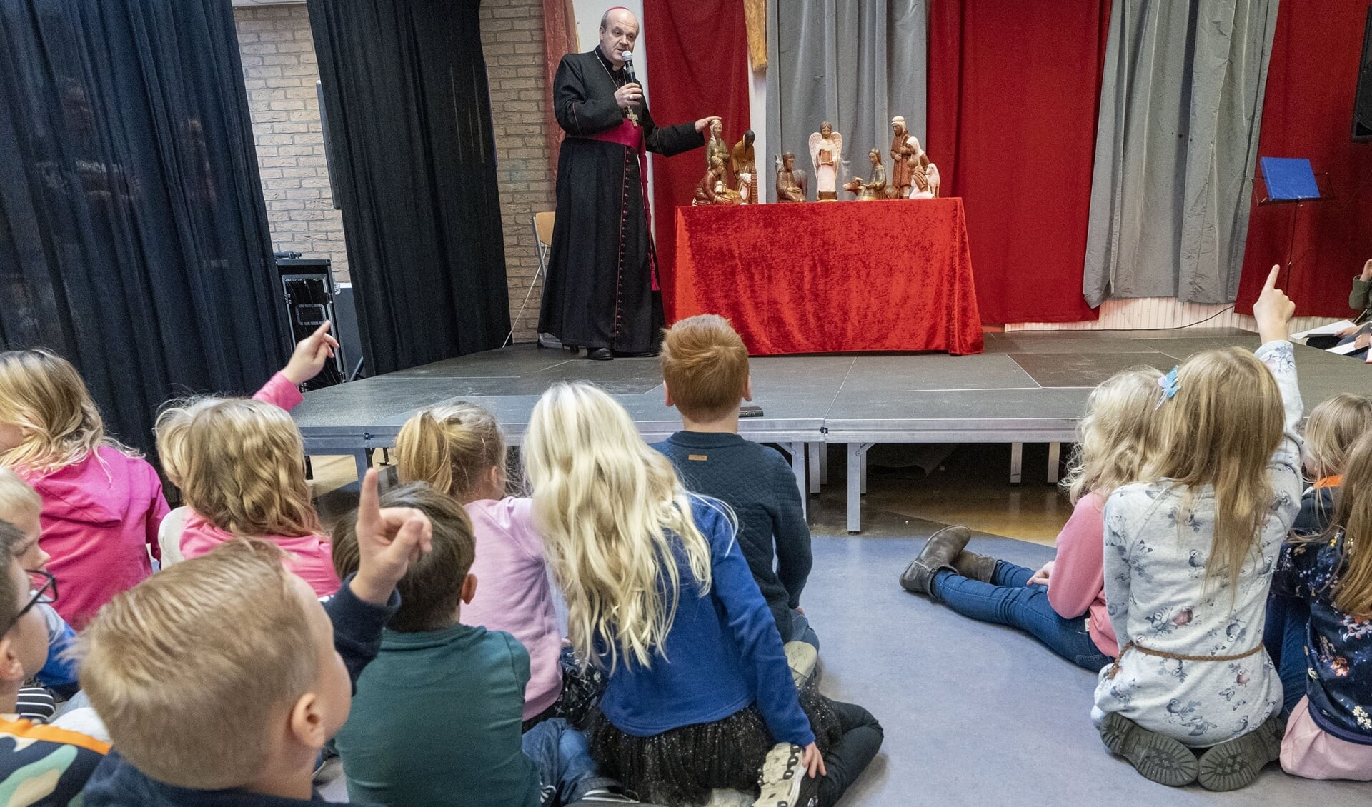 Bisschop Hans van den Hende vertelde het kerstverhaal in zijn eigen woorden.