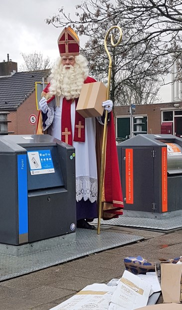 Sinterklaas roept op om kartonnen dozen te pletten en klein te maken.
