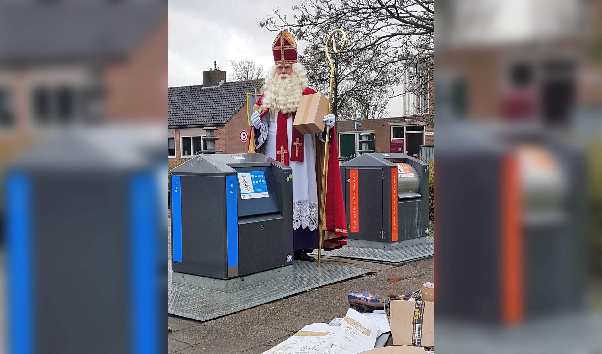 Sinterklaas roept op om kartonnen dozen te pletten en klein te maken.