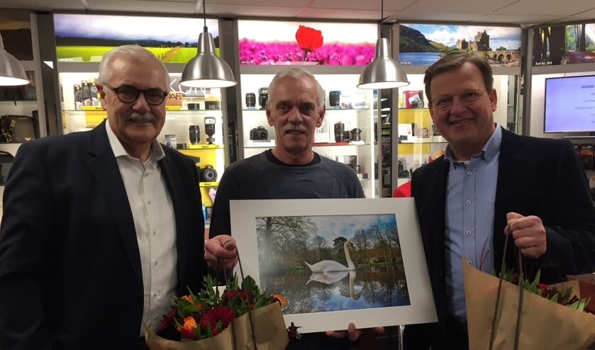 Jos Elfering (midden) geflankeerd door Chris Balkenende (links) en Paul Muller.